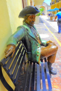 Sculpture du pirate sur un banc