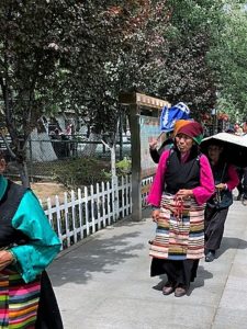 Le Potala : femme tibetaine priant